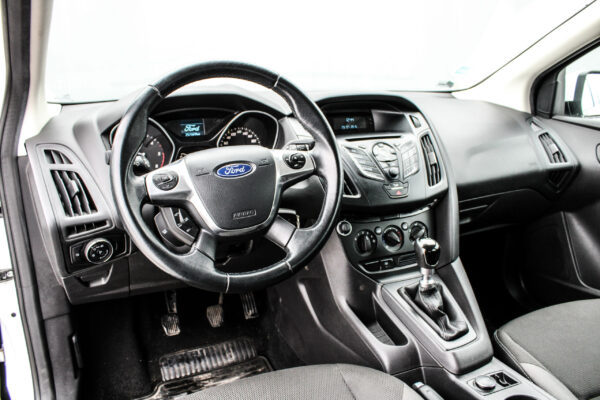 Ford Focus - Image 8