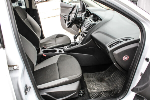 Ford Focus - Image 12