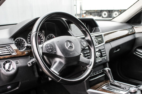 MB E220 - Image 7