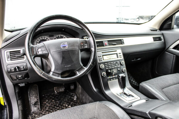 Volvo XC70 - Image 10