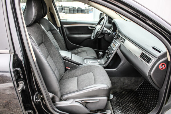 Volvo XC70 - Image 11