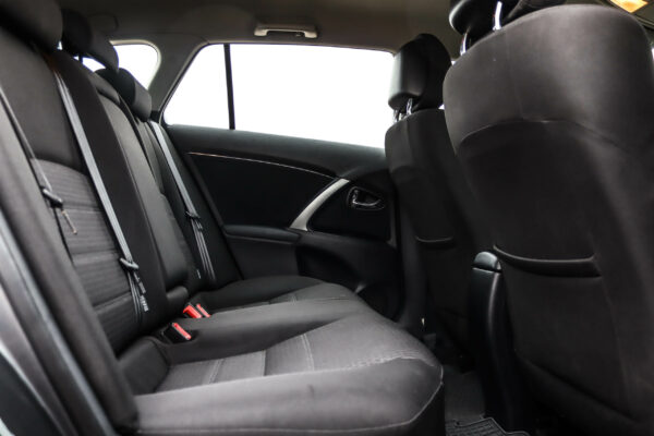 Toyota Avensis - Image 11