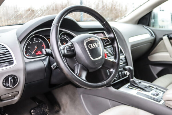 Audi Q7 - Image 7