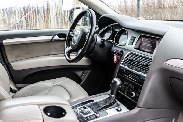 Audi Q7 - Image 9