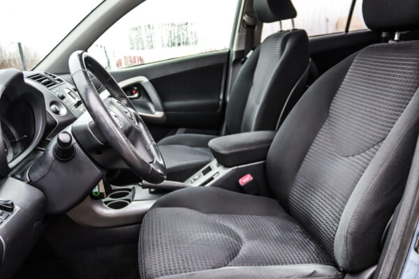 Toyota RAV4 - Image 8