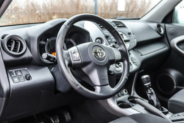 Toyota RAV4 - Image 6