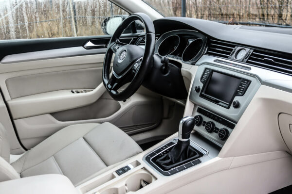 VW Passat - Image 10