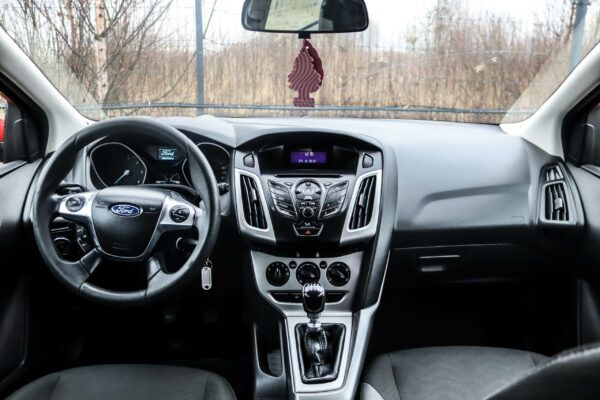 Ford Focus - Image 8
