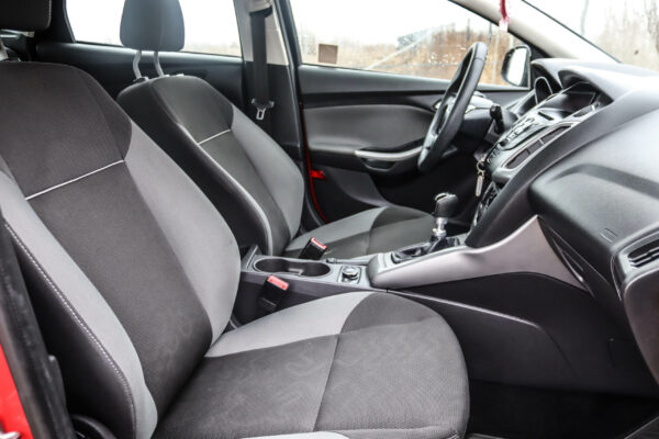 Ford Focus - Image 12