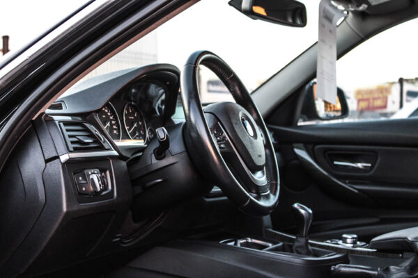 BMW 318D - Image 9