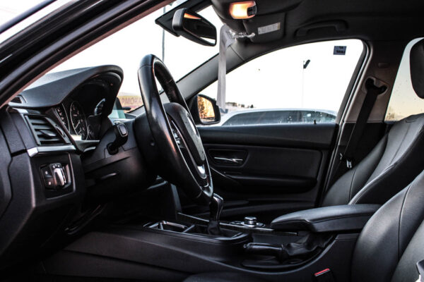 BMW 318D - Image 12