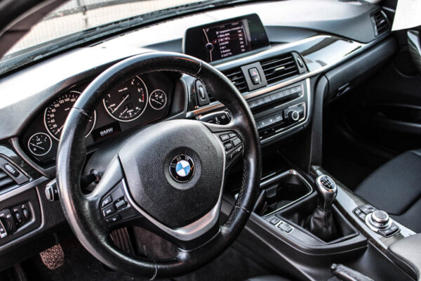 BMW 318D - Image 10