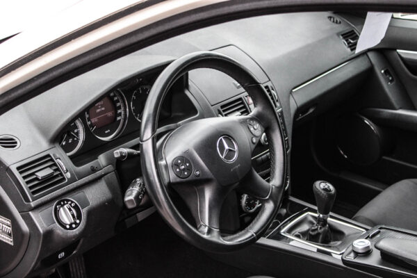 Mercedes-Benz C200 - Image 8