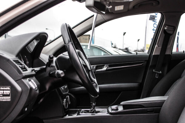 Mercedes-Benz C200 - Image 10