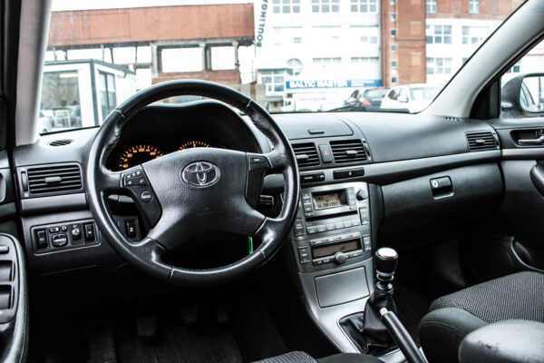 Toyota Avensis - Image 8