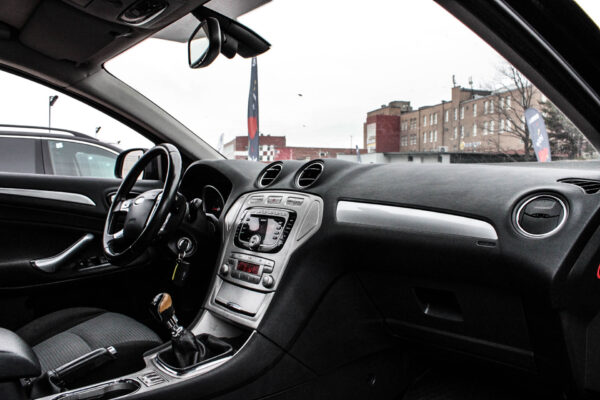 Ford Mondeo - Image 11