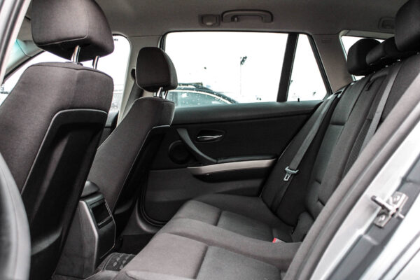 BMW 320 - Image 12