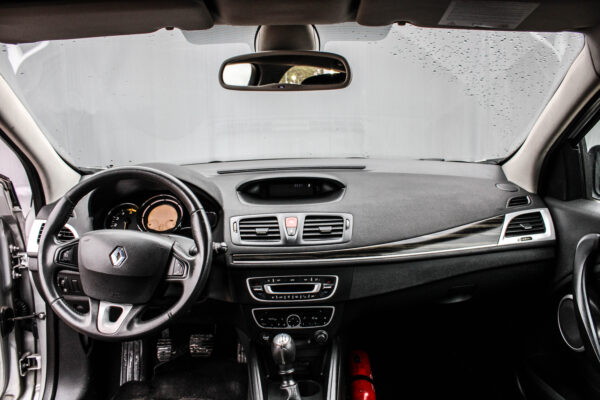 Renault Megane - Image 11