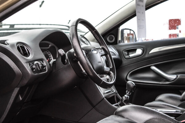 Ford Mondeo - Image 10