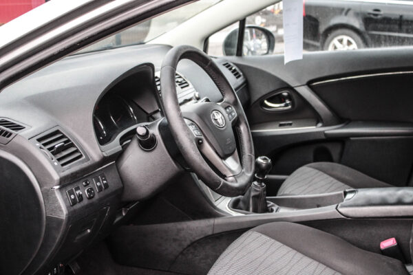 Toyota Avensis - Image 9