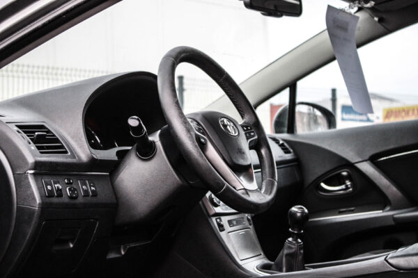 Toyota Avensis - Image 10