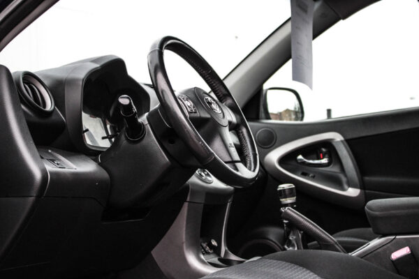 Toyota RAV4 - Image 9
