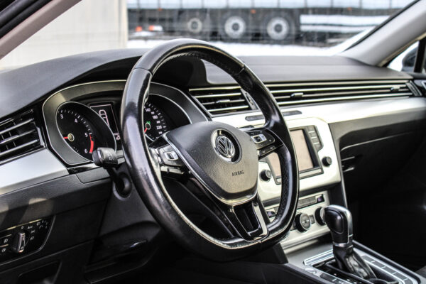 VW Passat - Image 7