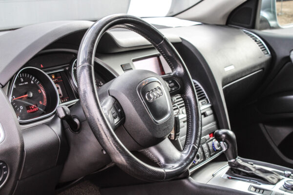 Audi Q7 - Image 7