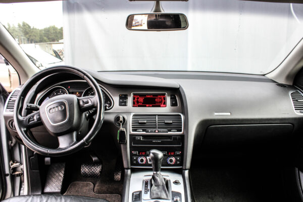 Audi Q7 - Image 10