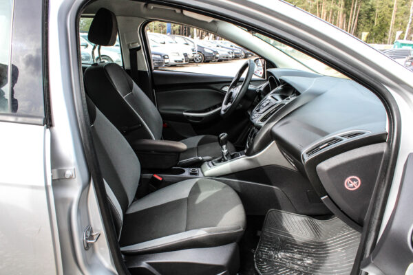 Ford Focus - Image 12