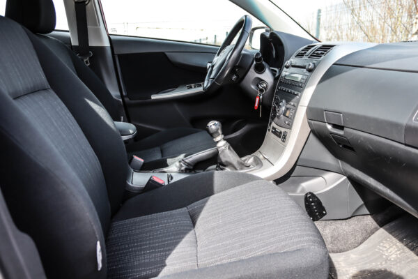 Toyota Corolla - Image 9