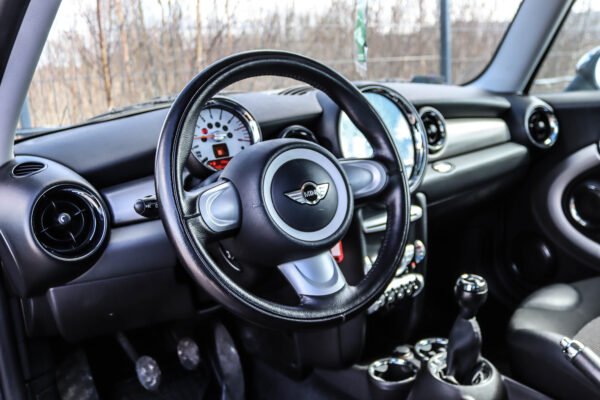 MINI One - Image 6