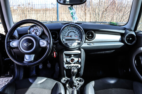 MINI One - Image 8