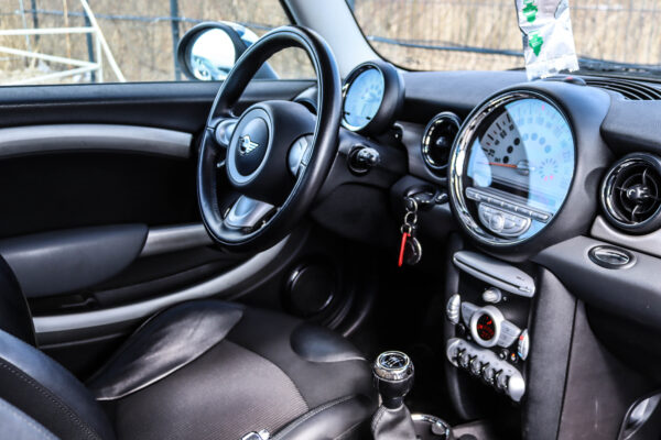 MINI One - Image 10