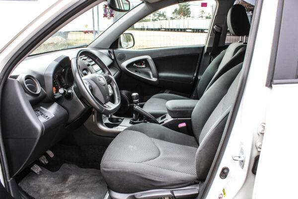 Toyota RAV4 - Image 8