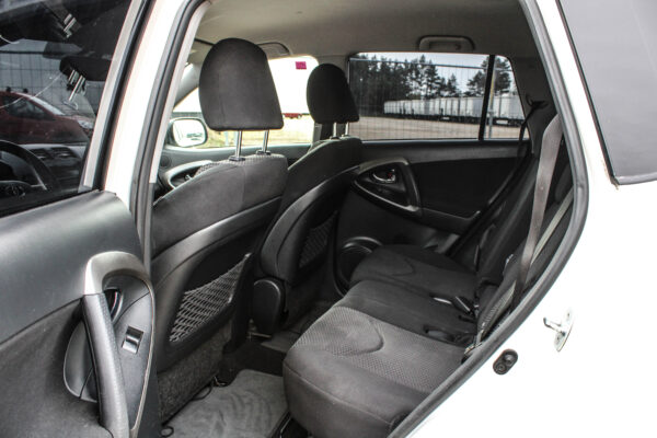 Toyota RAV4 - Image 9
