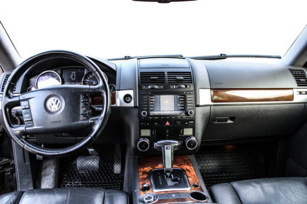 VW Touareg - Image 11