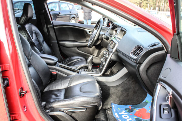 Volvo V40 - Image 13