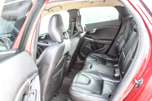 Volvo V40 - Image 12