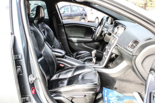Volvo V40 - Image 11