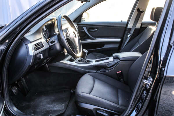 BMW 320 - Image 8