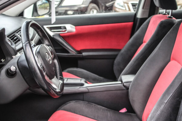 Lexus CT200H - Image 10