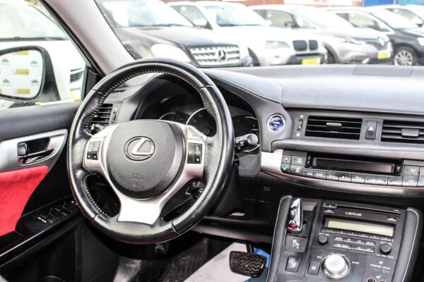 Lexus CT200H - Image 8