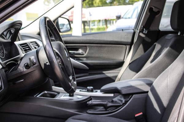 BMW 318D - Image 10