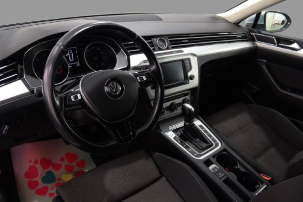 Volkswagen Passat - Image 5