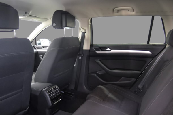 Volkswagen Passat - Image 7