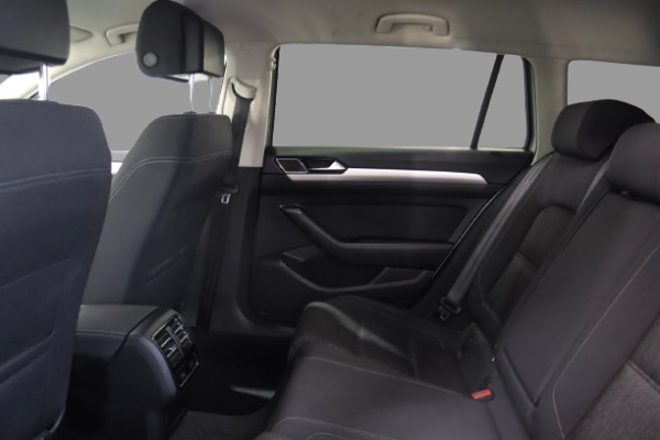 Volkswagen Passat - Image 8
