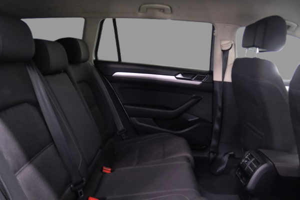 Volkswagen Passat - Image 9
