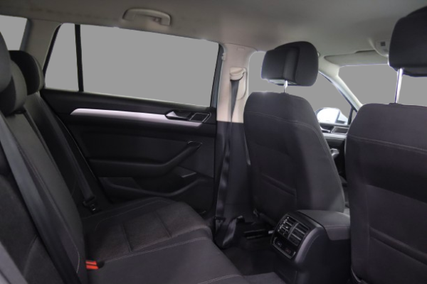 Volkswagen Passat - Image 10