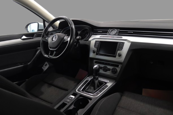 Volkswagen Passat - Image 11